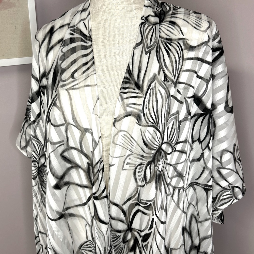C EST. 1946 NWOT beautiful black and white floral kimono.